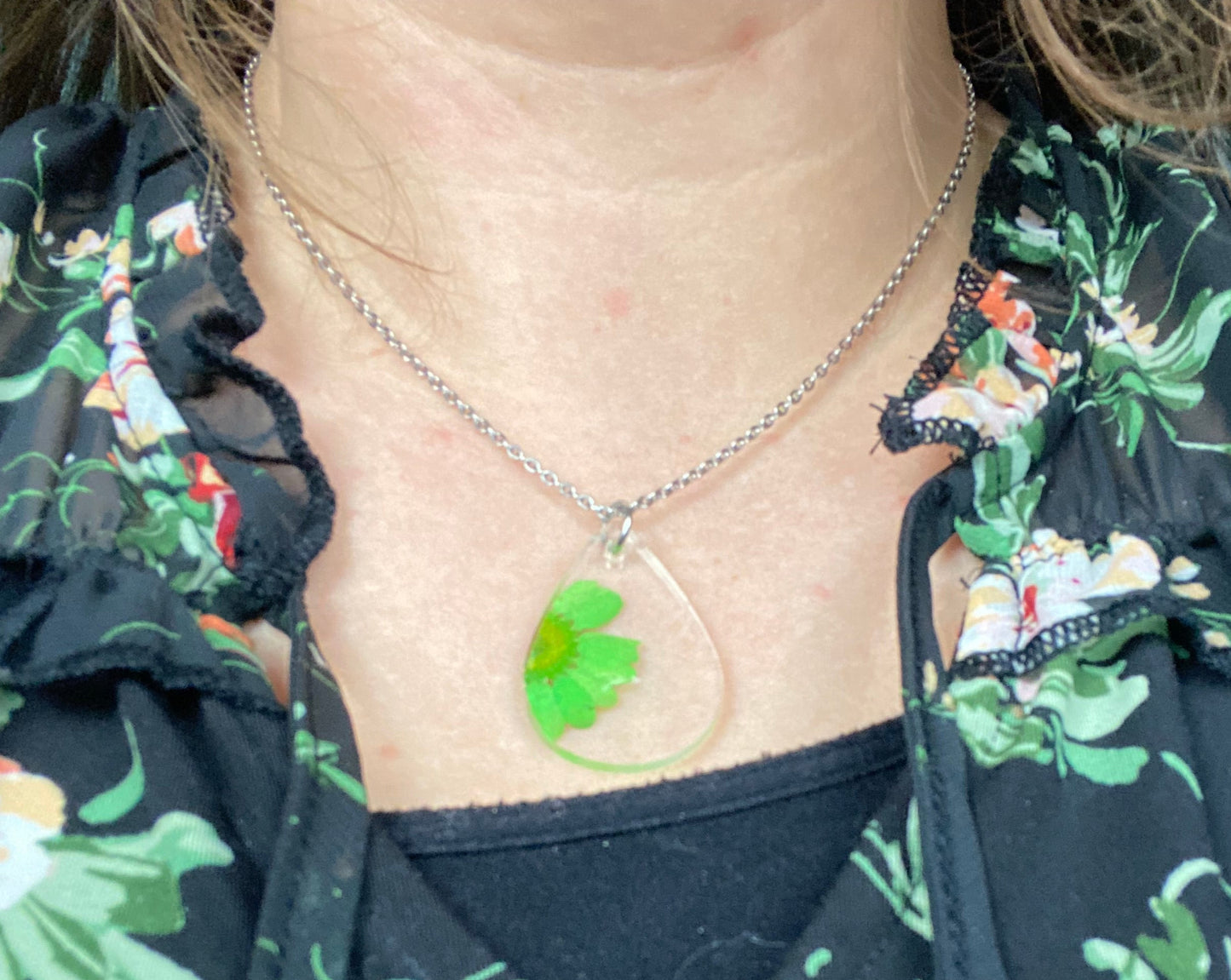 Green Real Flower Daisy Pendant Necklace